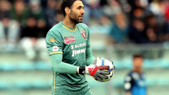 赫内斯：明年目标是德甲冠军；已准备庆祝活动？我们不想傲慢（赫内斯：明年剑指德甲冠军；被问庆祝是否已准备——不，我们不想显得傲慢）