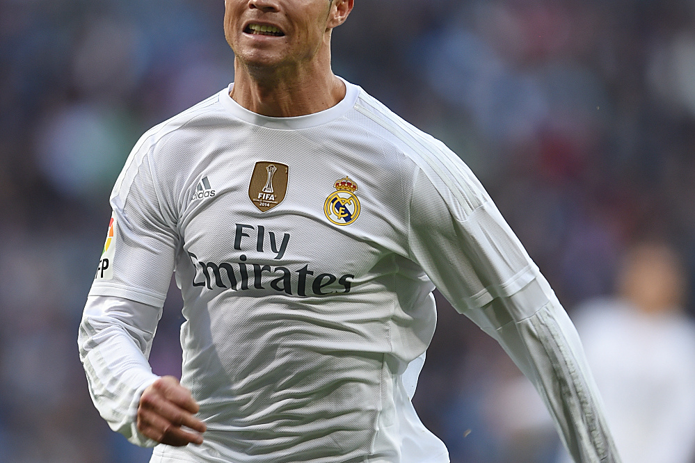 海港举办赛季总结会，王燊超乘直升机带冠军奖杯入场（海港赛季总结会：王燊超乘直升机捧杯亮相）