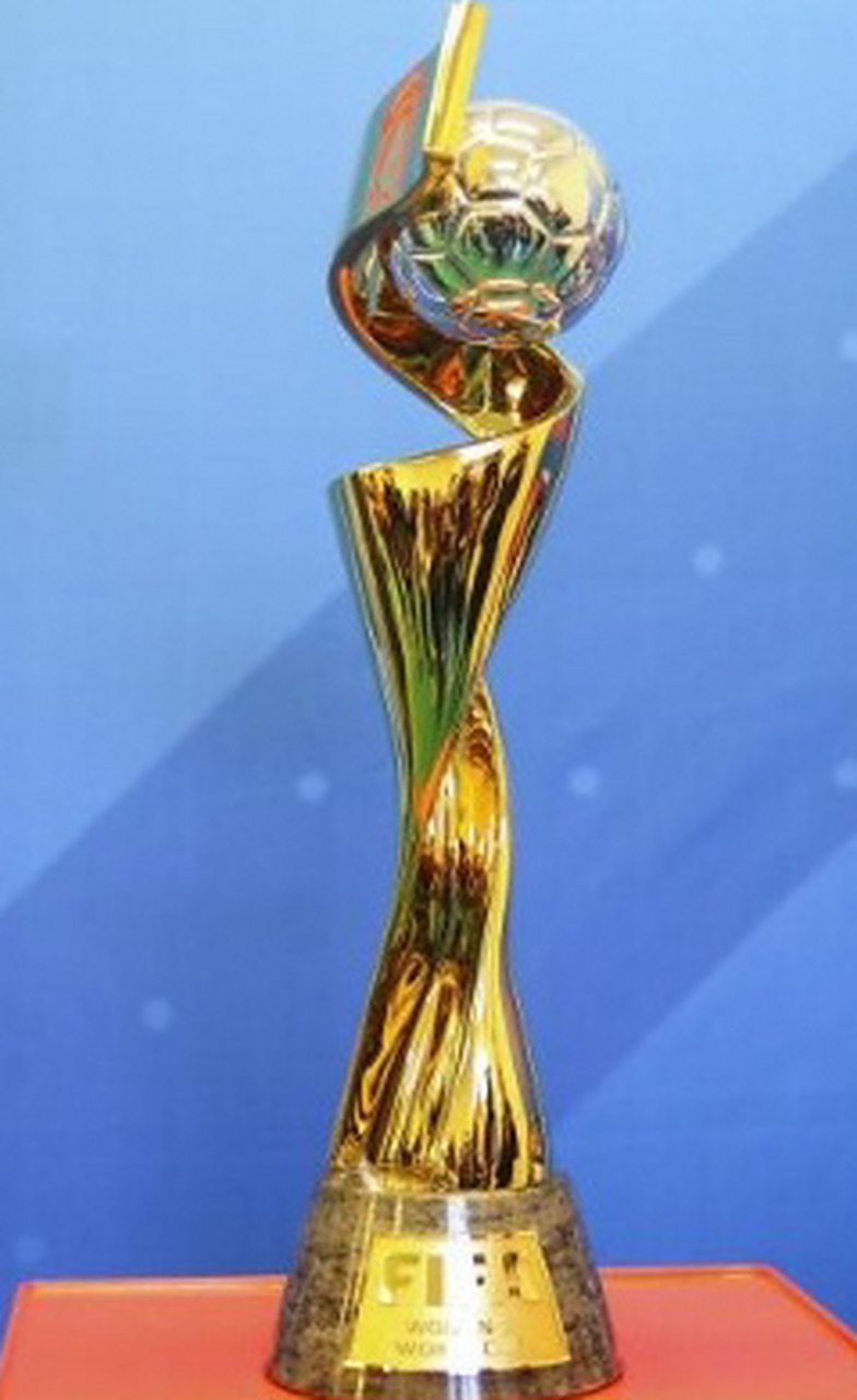 TA：埃切韦里倾向于租借加盟英超俱乐部；德甲球队也有意尼潘（TA：埃切韦里更倾向以租借形式加盟英超；德甲多队有意尼潘）