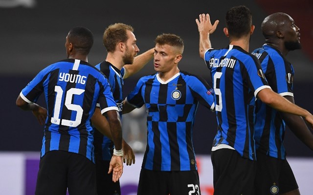 齐达内与蒯纪闻共同现身上海交大出席活动，现场教学马赛回旋（齐达内携蒯纪闻亮相上海交大活动，现场示范马赛回旋）