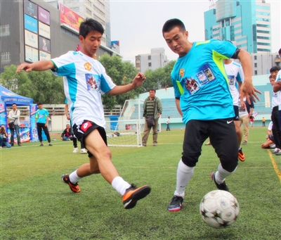 巴萨赛前发小白当年绝杀照，切尔西赛后用埃斯特旺破门照回应（巴萨赛前晒小白绝杀旧照，切尔西赛后以埃斯特旺进球照回敬）