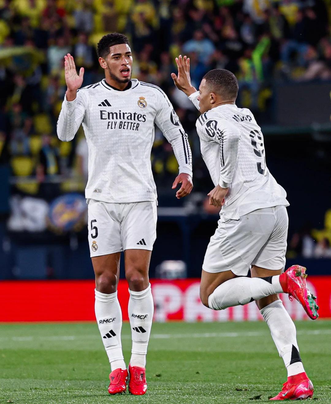 反身扣篮震撼全场（反身暴扣引爆全场）