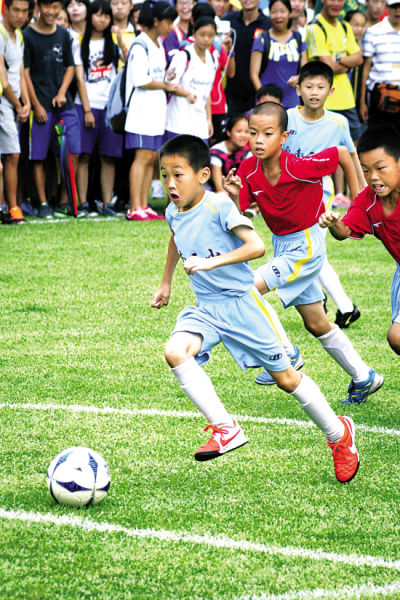 欧冠赛场精彩瞬间：巴萨主场2-0取胜,（欧冠之夜：巴萨主场2比0告捷）