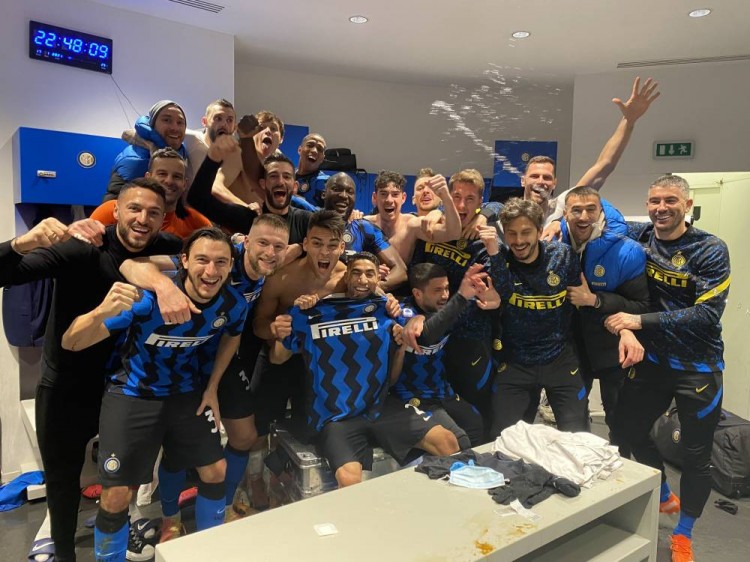 当年巴萨的训练课，疯狂过人进球的梅西！（巴萨旧日训练场，梅西连过数人疯狂破门）